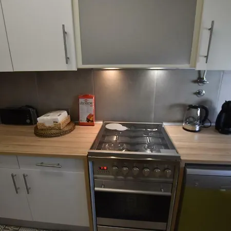 Cozy 2 Bedroom In Caxias, Oeiras