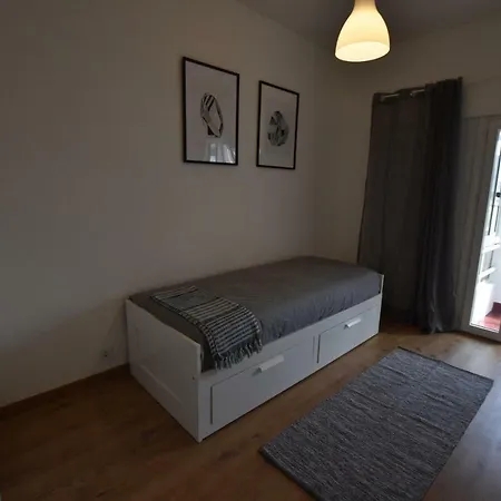 Cozy 2 Bedroom In Caxias,