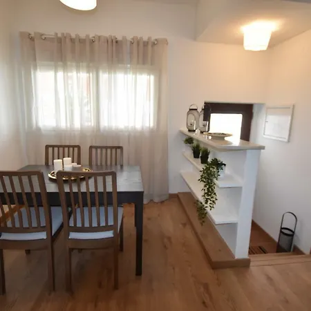 Cozy 2 Bedroom In Caxias, Διαμέρισμα *
