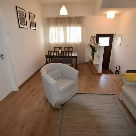 Cozy 2 Bedroom In Caxias, Oeiras